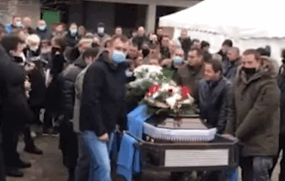 SAHRANJEN OTAC DARKA LAZIĆA: Ispraćen uz zvuke harmonike i 'Stani stani Ibar vodo'